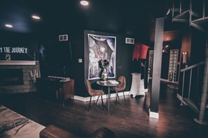 Interior - Wednesday’s Lair - Lincoln, Il (Lincoln)