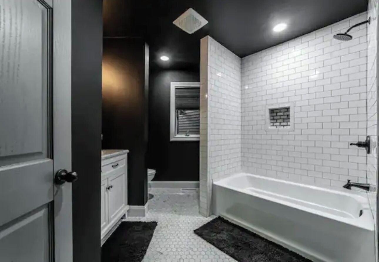 Ducha, secador de pelo, toallas, shampoo