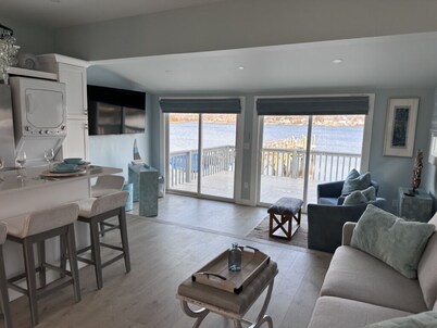 Newport, Coastal Retreat!  Boat Dock , jet srental & private chef  available..