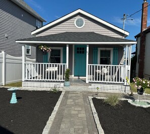 Exterior - Newport, Coastal Retreat!  Boat Dock , jet srental & private chef  available.. (PORTSMOUTH)