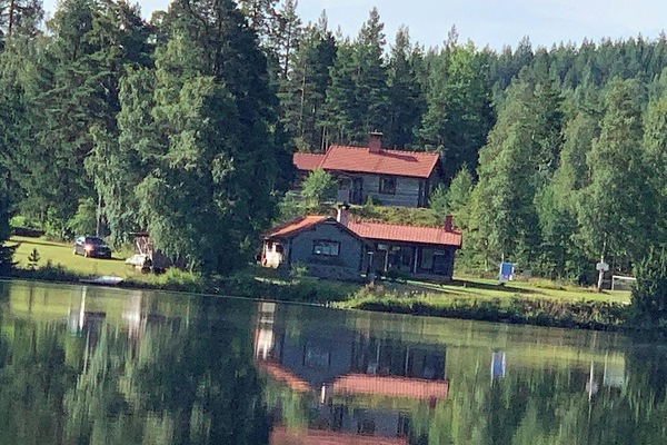 The holiday home for rent is the big upper house, the smaller holiday home below is the private holiday home of the landlord couple, which they only use themselves from time to time