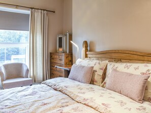 3 bedrooms, free WiFi, bed sheets - 3 bedroom accommodation in Crosskeys, near Newport (Crosskeys, near Newport)