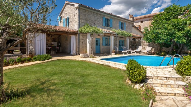 A stone villa with a swimming pool, a covered patio, and a well-maintained garden. - Typical Istrian stone house with garden, pool and sauna, Pets are welcome. (Sveti Lovrec)