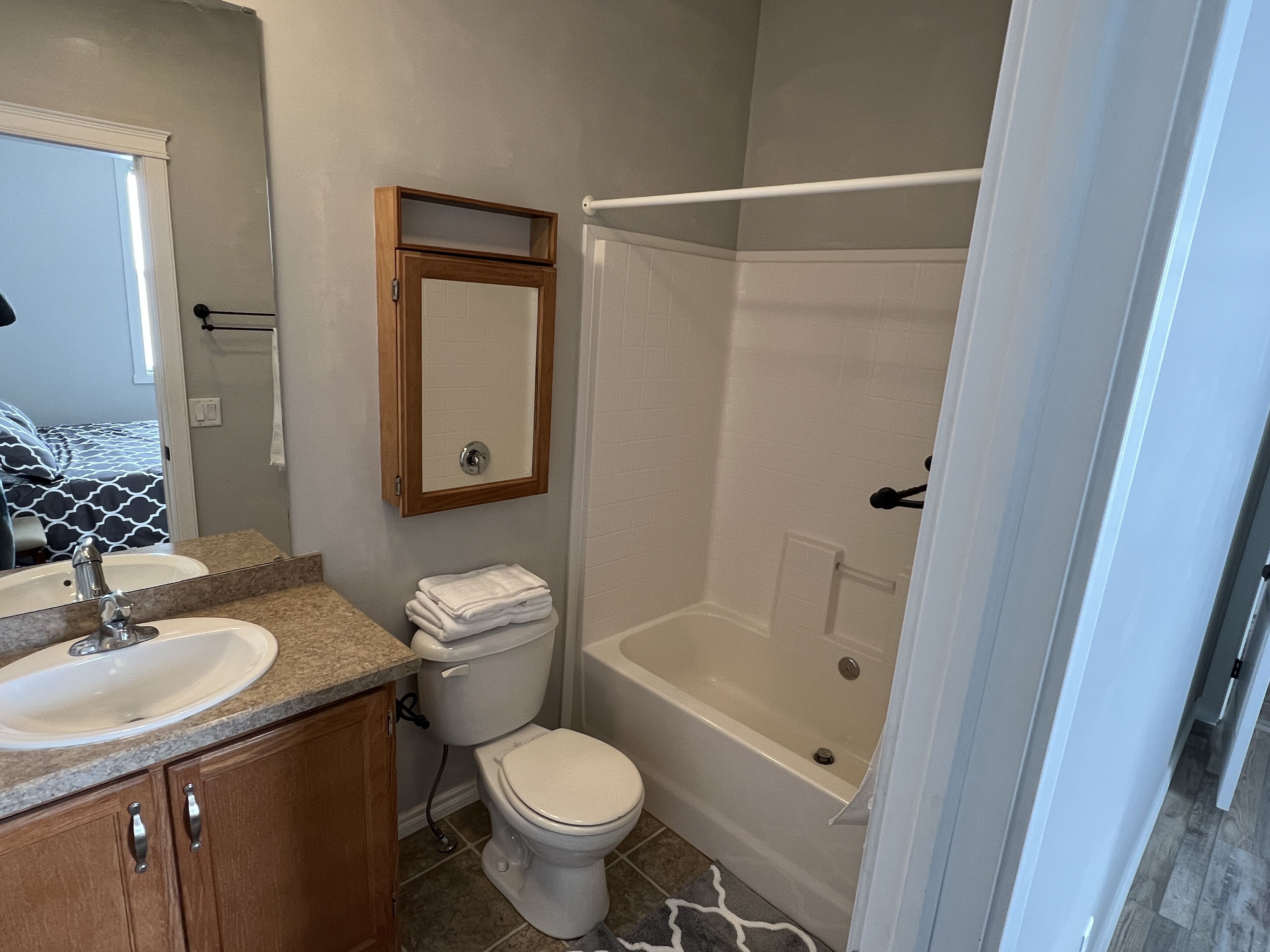 Un baño con lavamanos, inodoro y bañera.