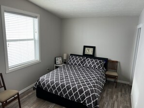 4 bedrooms, iron/ironing board, free WiFi, bed sheets - 31 Cherry Lane - LARGE HOME - COZY SPACES - LOTS OF OPTIONS (Three Hills)