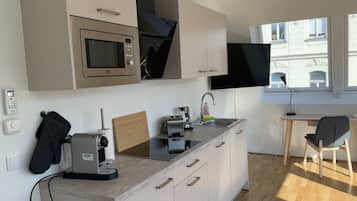 Kühlschrank, Ofen, Herdplatte, Wasserkocher mit Kaffee-/Teezubehör