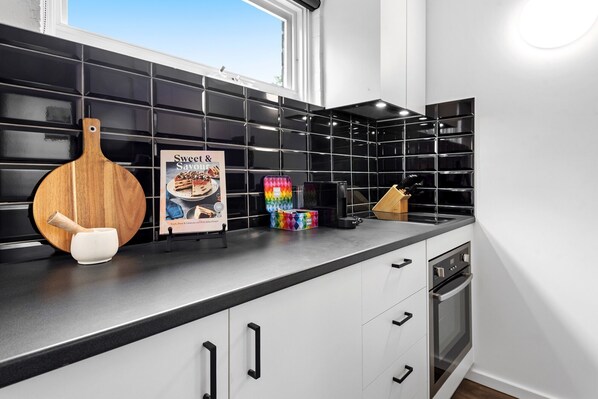 Fridge, microwave, oven, stovetop