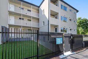 Exterior - Sublime 1-Bed Apartment by Royal Park (Parkville)