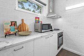 Refrigerador, microondas, horno y parrilla de estufa