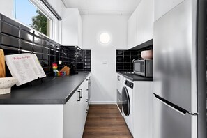 Refrigerador, microondas, horno y parrilla de estufa