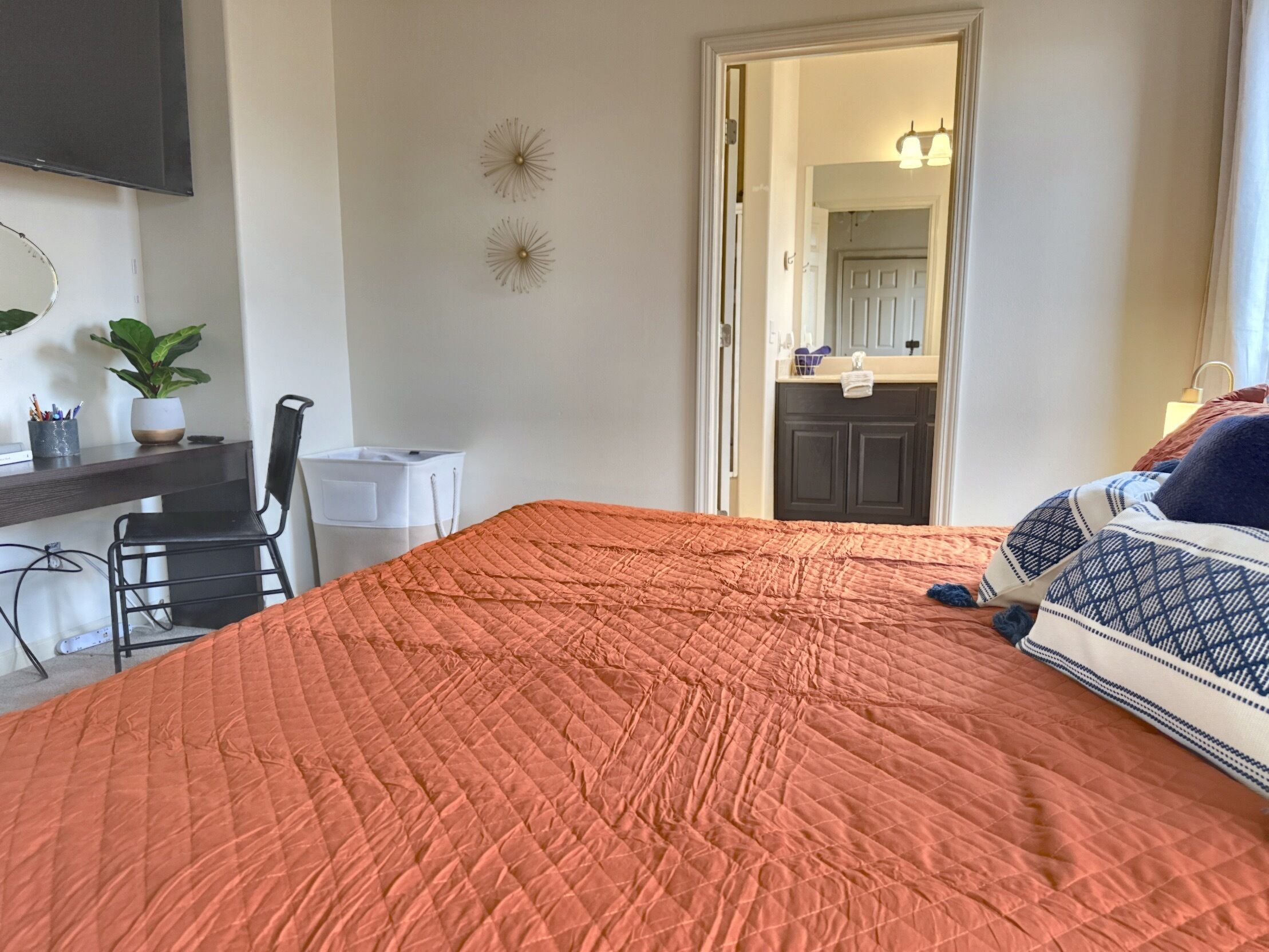 2 bedrooms, desk, iron/ironing board, travel cot