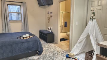 2 habitaciones, escritorio y tabla de planchar con plancha