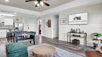 Een smart-tv, tafelvoetbal en boeken