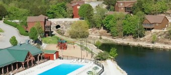 Large 2/3 Condo, Resort/3 Pools/Games/Foosball Bunk Room, King and Queen, SDC!