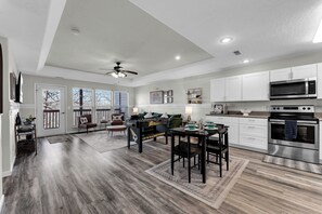 Een koelkast, een microgolfoven, een oven, een kookplaat