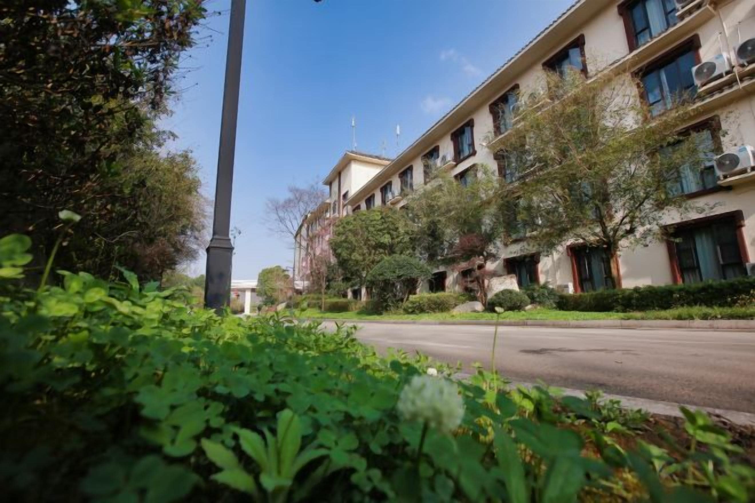 Un edificio de varios pisos con fachada plana, ventanas amplias y cielo despejado.