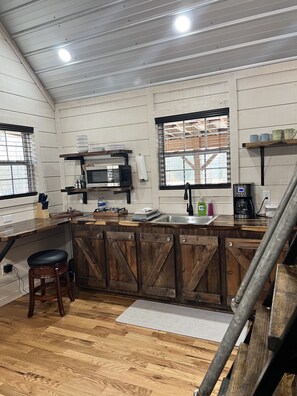 Fridge, microwave, coffee/tea maker, blender - Cozy Cabin 5/Lake Hartwell/Green Pond & Broyles Lndgs/Covered Shelter for Boat (Townville)