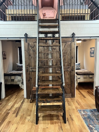3 bedrooms, free WiFi, bed sheets. Cabin 5/LAKE HARTWELL/Green Pond&Broyles Lndgs/Clemson/Shelter w/charging ports