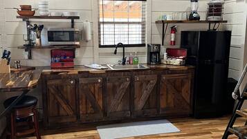 Réfrigérateur, micro-ondes, cafetiÚre/bouilloire, blender