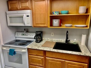 Réfrigérateur, four à micro-ondes, un four, surface de cuisson