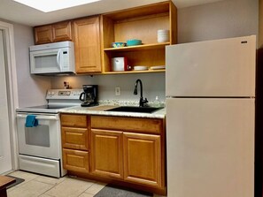 Køleskab, mikrobølgeovn, ovn, kogeplade