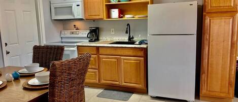 Køleskab, mikrobølgeovn, ovn, kogeplade