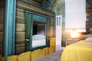 4 bedrooms, WiFi, bed sheets - Amazing Vacations close to Disney. (Davenport)