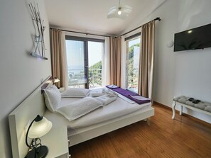 4 bedrooms, desk, iron/ironing board, free WiFi