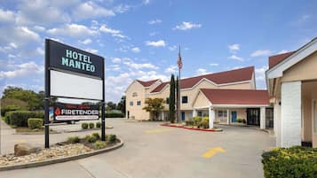 Hotel Manteo offers Firetender dining options and a convenient parking area.
