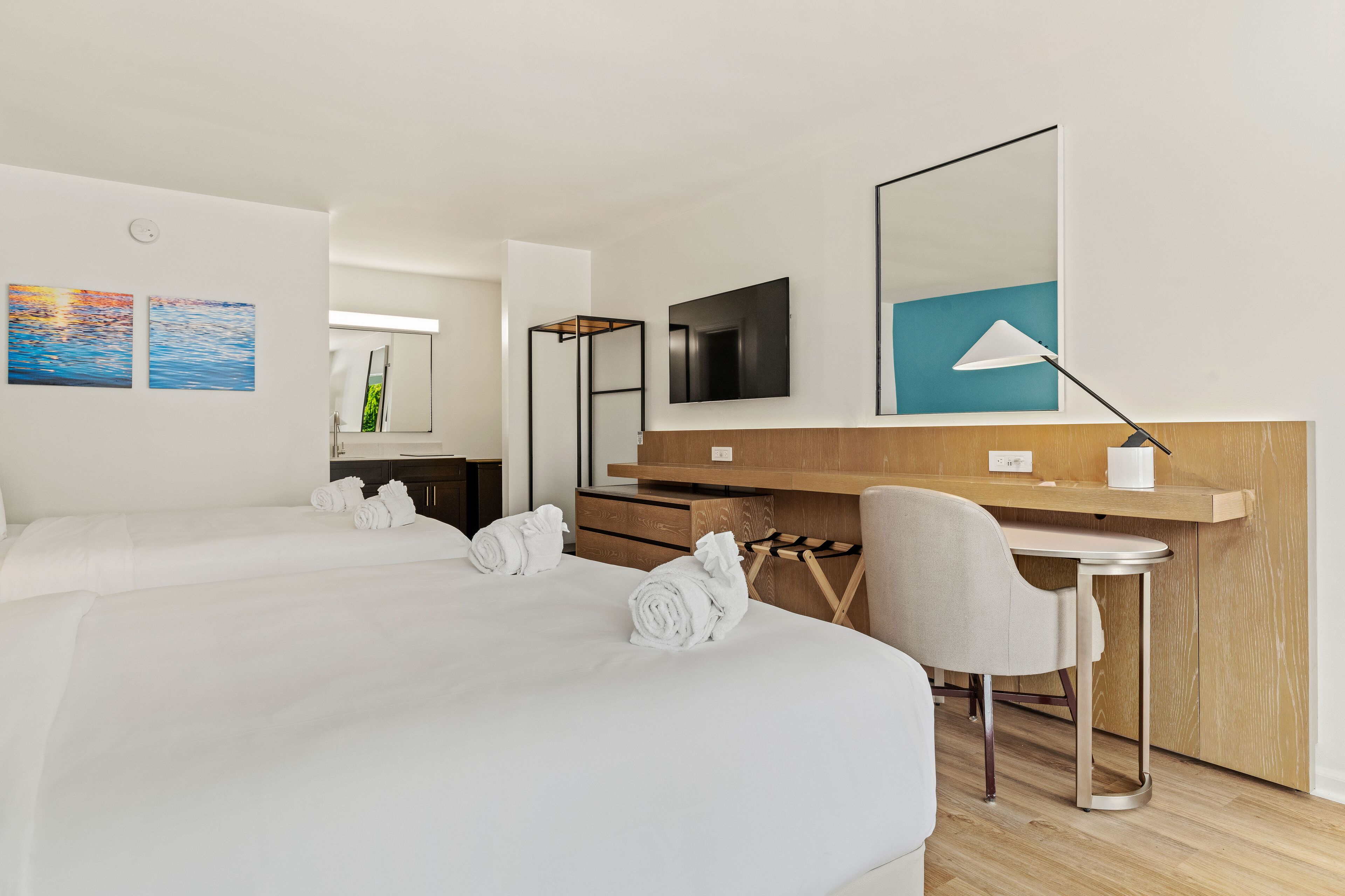 Habitación Confort doble, 2 camas de matrimonio | Escritorio, espacio para trabajar con un portátil, cortinas opacas