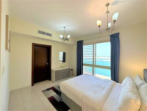 1 habitación, tabla de planchar con plancha y ropa de cama