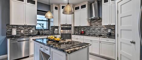 Kjøleskap, mikrobølgeovn, kokeplater og oppvaskmaskin