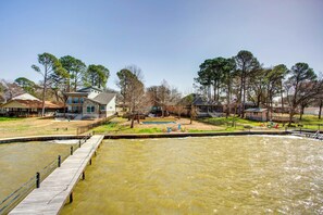 Property grounds - Cedar Creek Lakefront Vacation Rental w/ Pool (Gun Barrel City)