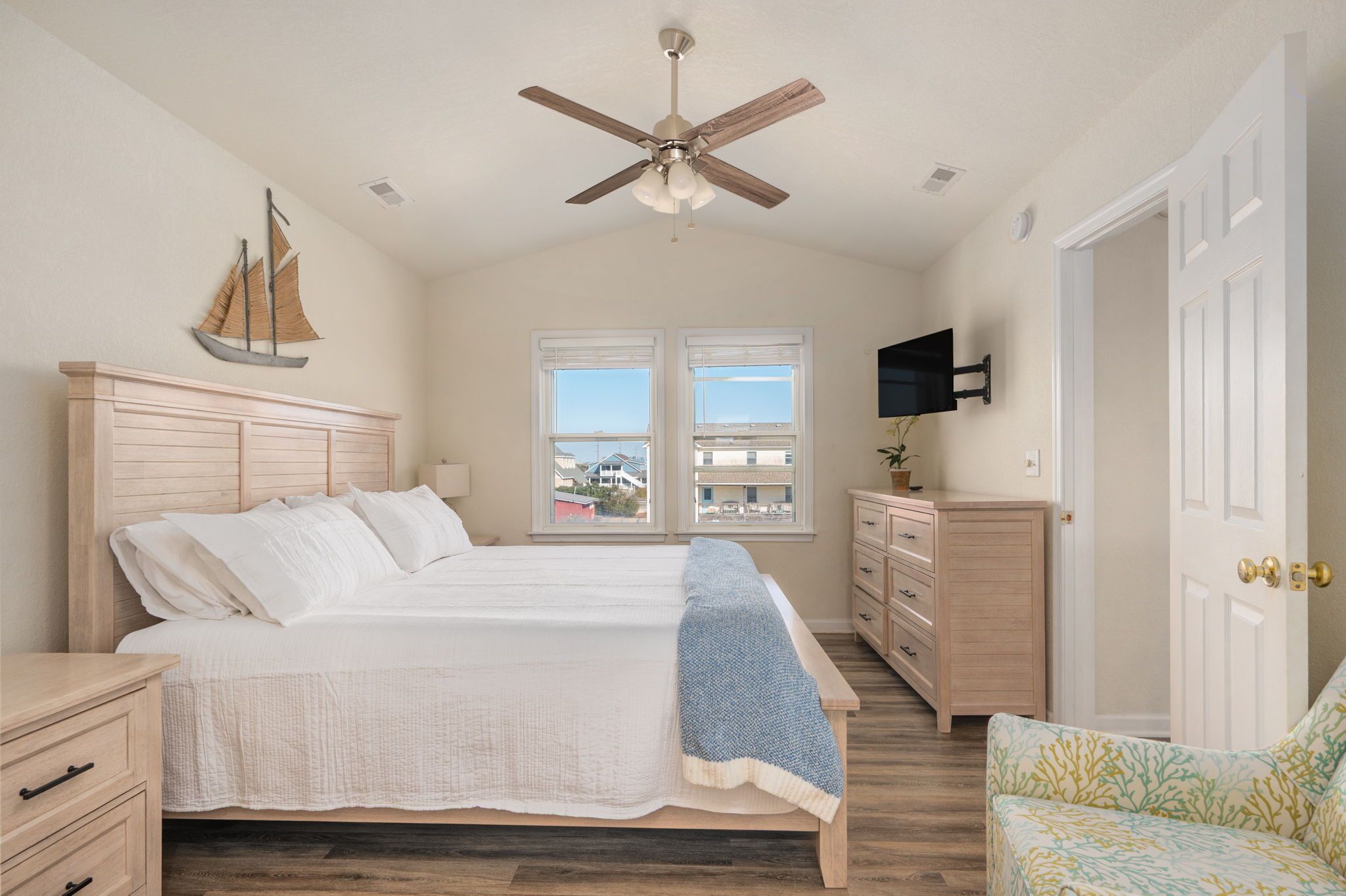 6 chambres, bureau, fer et planche à repasser, lit parapluie
