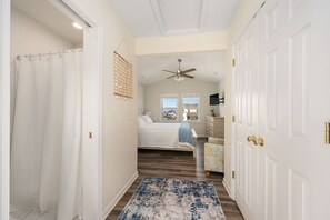 6 Schlafzimmer, Schreibtisch, Bügeleisen/Bügelbrett, Reisekinderbett