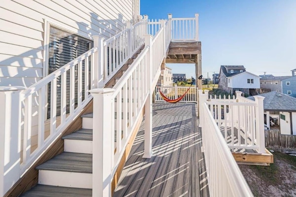 Multi-level decks and breezeways designed for easy coastal living 🌴
Enjoy seamless access between outdoor spaces, perfect for relaxing in the shade or catching ocean breezes throughout the day.