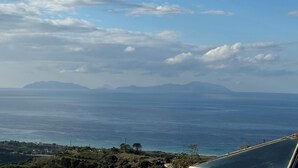 A coastal landscape with a clear view of the sea and distant mountains. - Villa Sotto le Stelle for a relaxing holiday with a view of the Aeolian Islands (Orto Liuzzo)