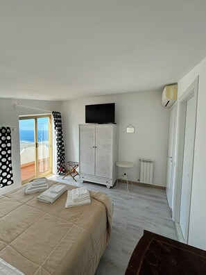 2 bedrooms, iron/ironing board, free WiFi, bed sheets - Villa Sotto le Stelle for a relaxing holiday with a view of the Aeolian Islands (Orto Liuzzo)