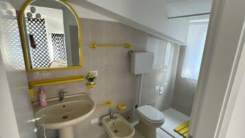 Dusche, Haartrockner, Bidet, HandtĂŒcher