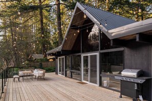 Outdoor dining - Luxe Riverfront A-Frame | Hot Tub | Fishing (Troutdale)
