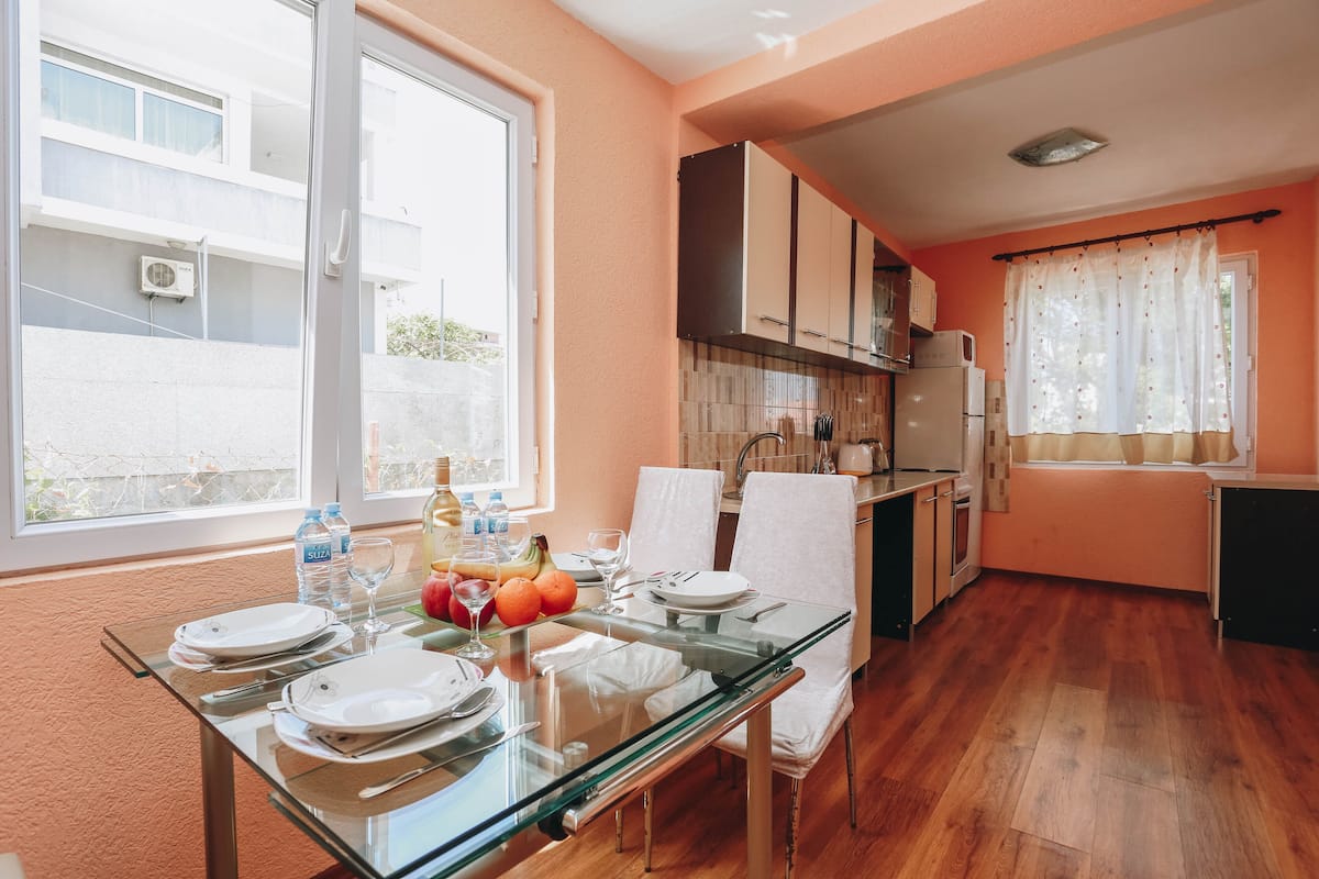 Apartamento familiar | Cocina privada | Frigorífico grande, placa de cocina, plancha y utensilios de cocina