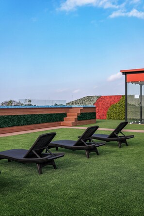 Outdoor pool, open 9:00 AM to 9:00 PM, pool umbrellas, sun loungers - Hotel Kavia Premium (Mérida)