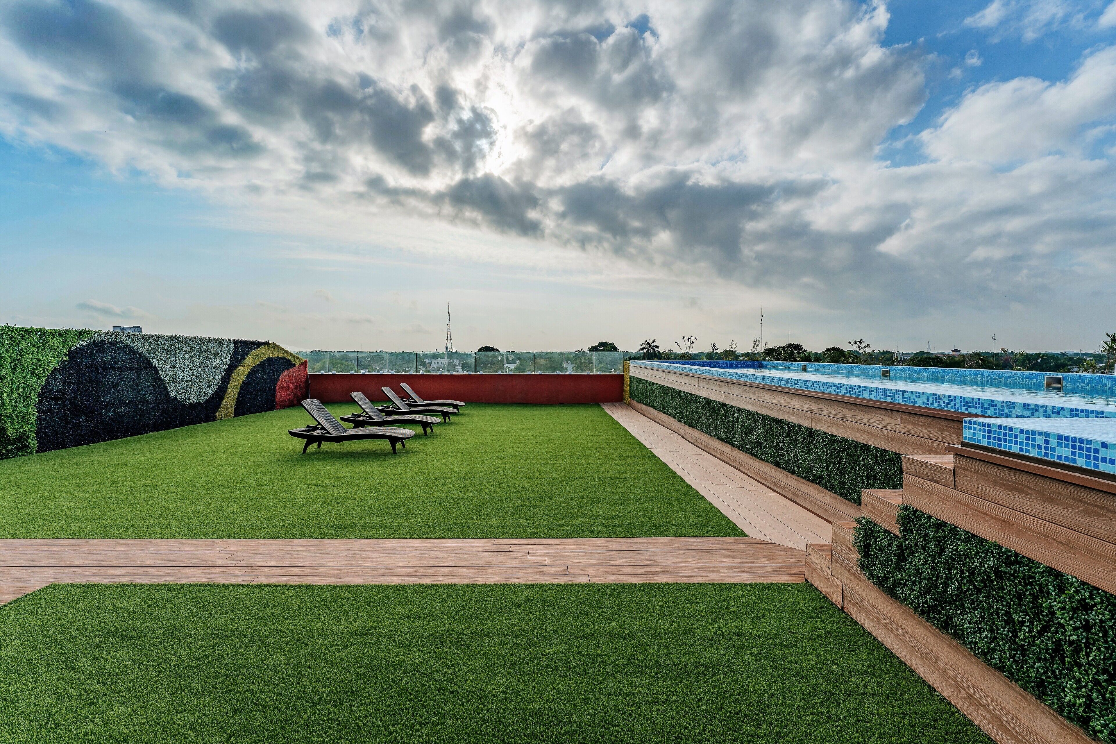 Alberca al aire libre, sombrillas en la alberca y camastros 