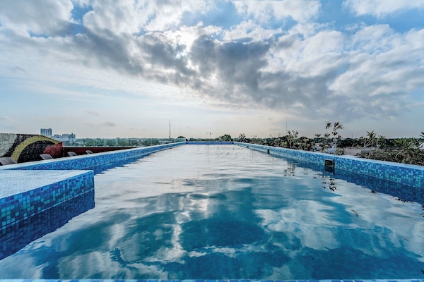 Una piscina al aire libre (de 09:00 a 21:00), sombrillas, tumbonas