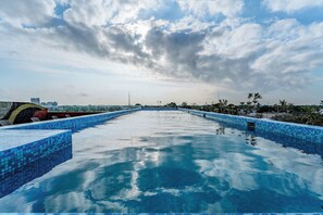 Piscina externa, funciona das 9h às 21h, guarda-sóis, espreguiçadeiras