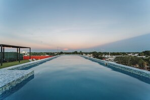 Outdoor pool, open 9:00 AM to 9:00 PM, pool umbrellas, sun loungers - Hotel Kavia Premium (Mérida)