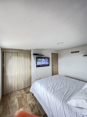 3 bedrooms, desk, free WiFi, bed sheets