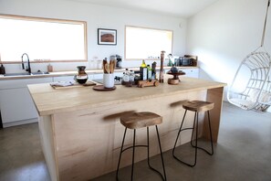 Fridge, oven, stovetop, dishwasher - Desert meets Mediterranean experience (Morongo Valley)