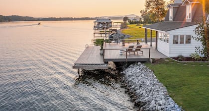 One last summer weekend at the lake! Firepit, sunset views, fishing & more!