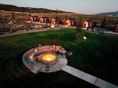 Lodge - 3Suites & 7Cabins Sleeps 50+ Family Reunions,Corporate Retreats,Weddings